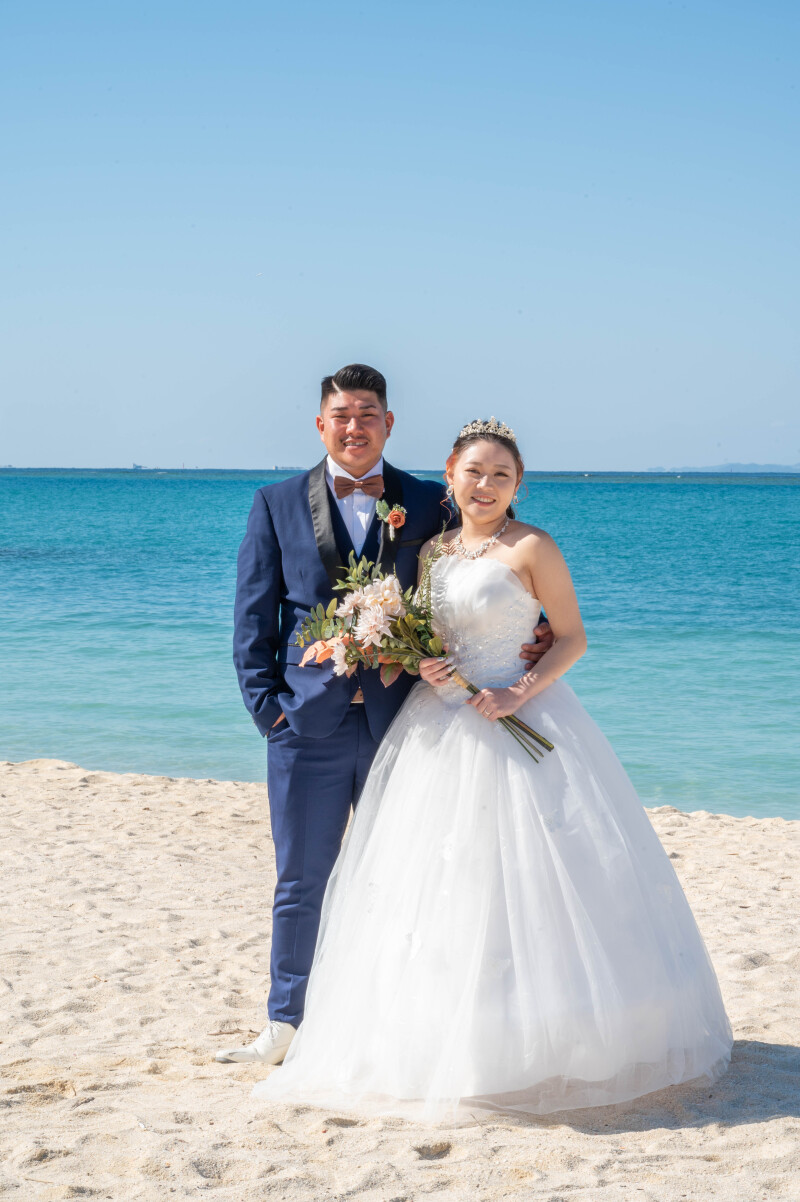 海を背にした晴れやかな一枚