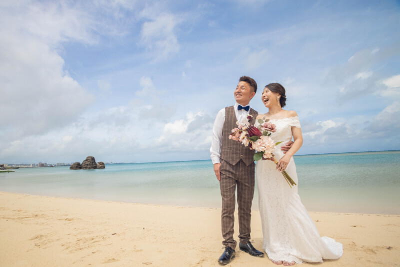 笑顔がこぼれる青空ショット