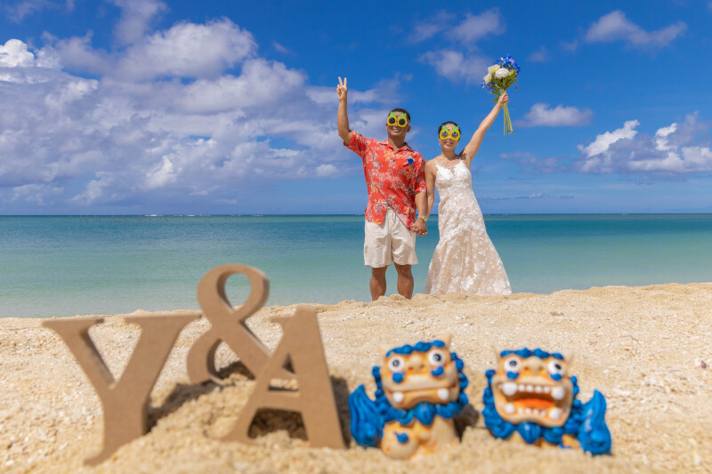 シーサーと楽しむビーチショット