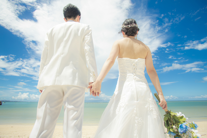 青空の下、手を取り合って