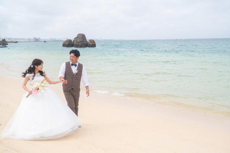 手を取り合って歩く、素直な時間