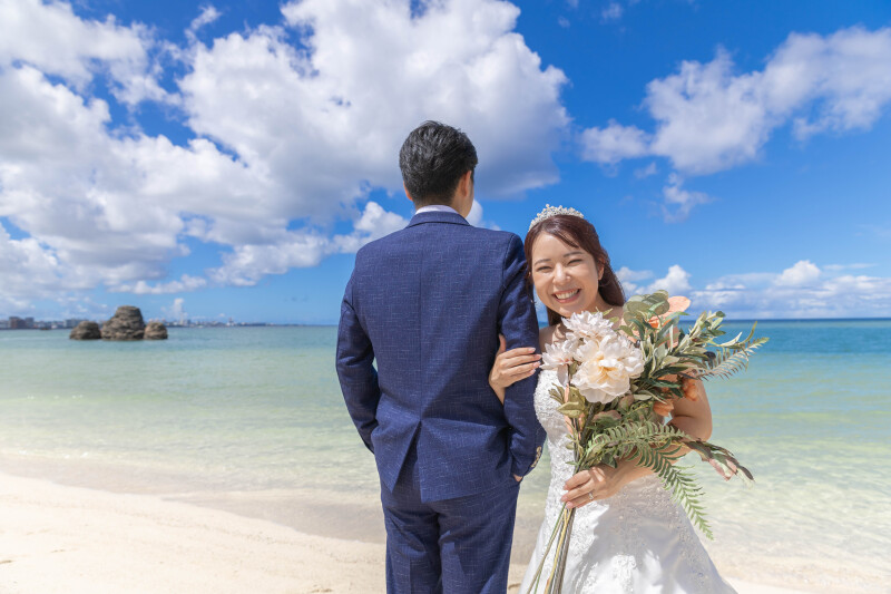 新婦の笑顔が弾けるビーチサイドショット