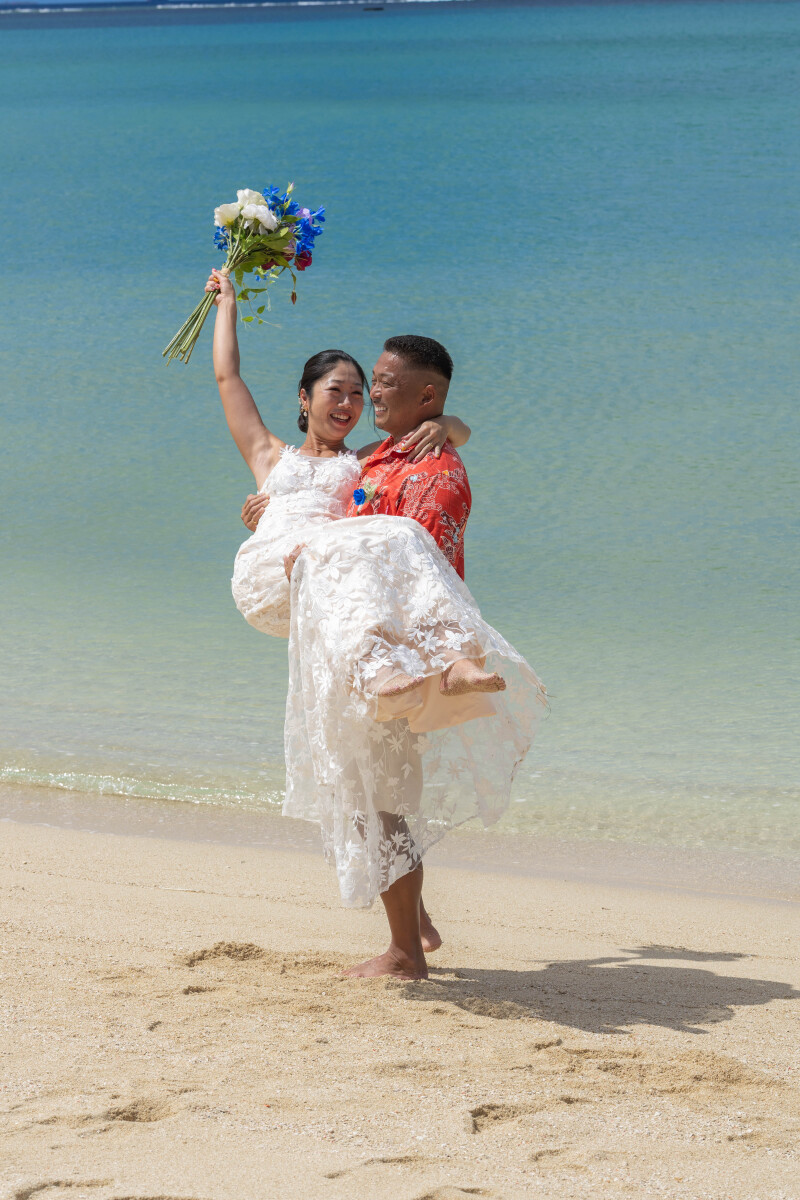 海辺で楽しくお姫さま抱っこ