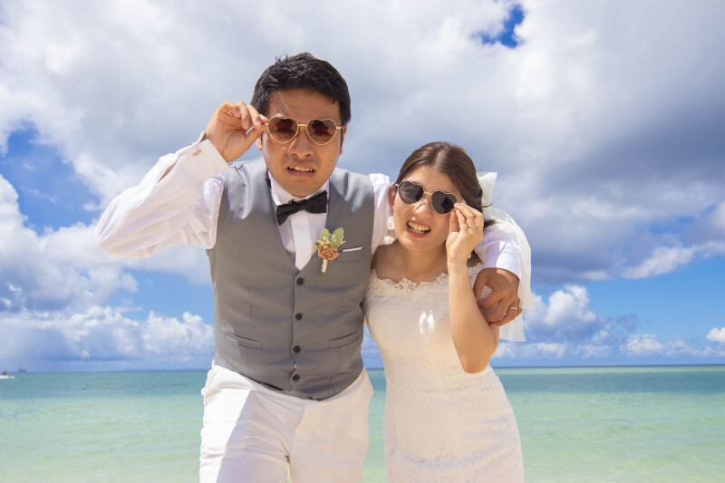 サングラスでおちゃめにキメたビーチのワンシーン