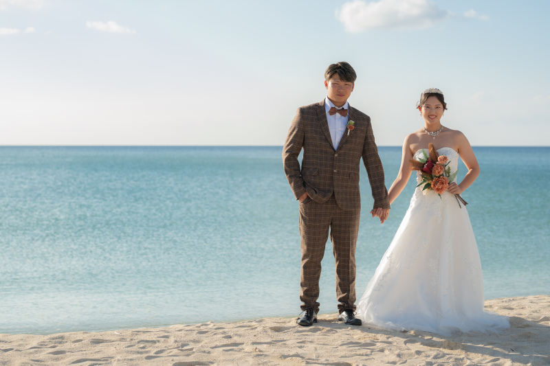 海を前に手をつないで