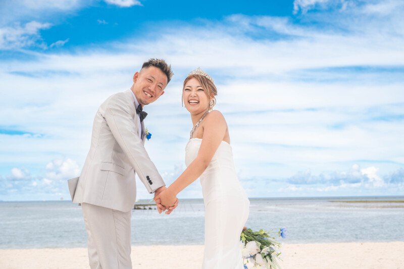 沖縄の空の下、笑顔でつながるフォトウェディング