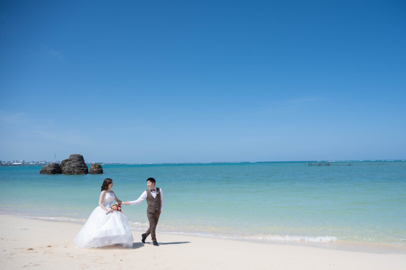 手を取り合って、歩き出す