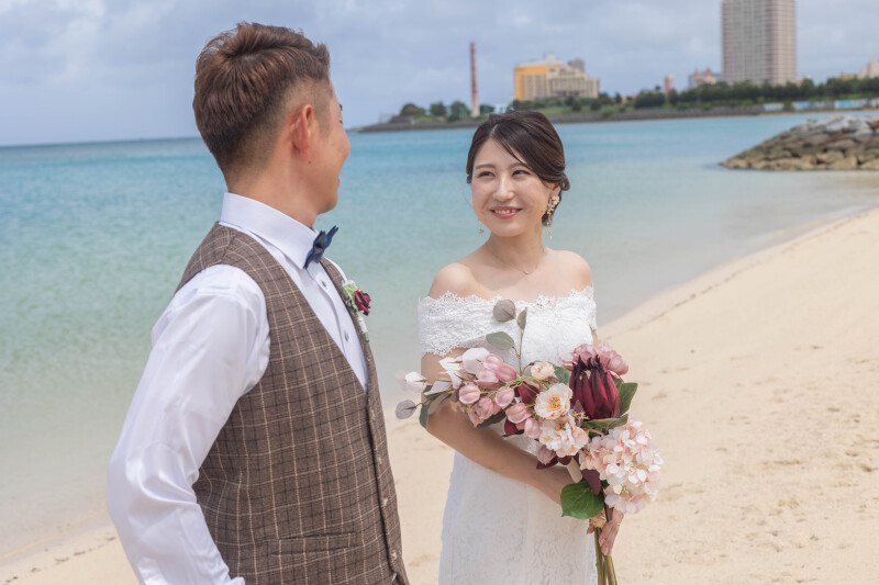 視線を交わすビーチの時間