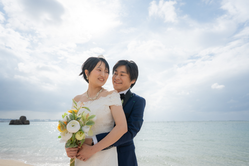 ハグショットで見せるナチュラルな笑顔