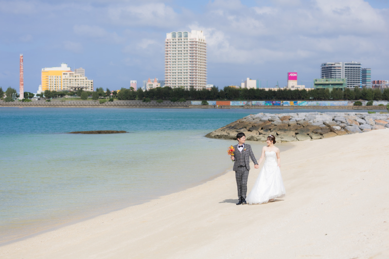海辺を歩くふたりの自然な時間