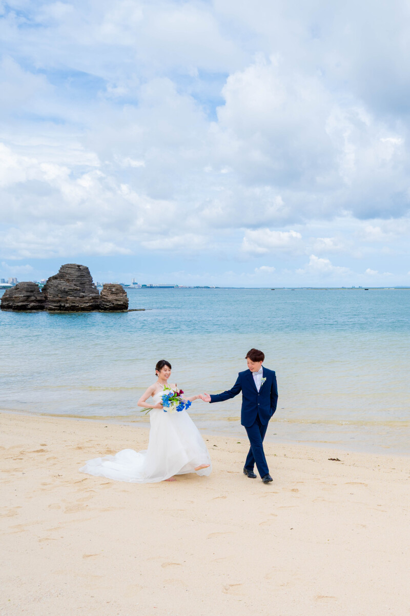 手を取り合って