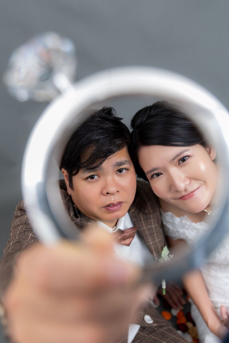 指輪のフレーム越しに残す特別な視線