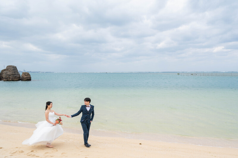 手を取り合って