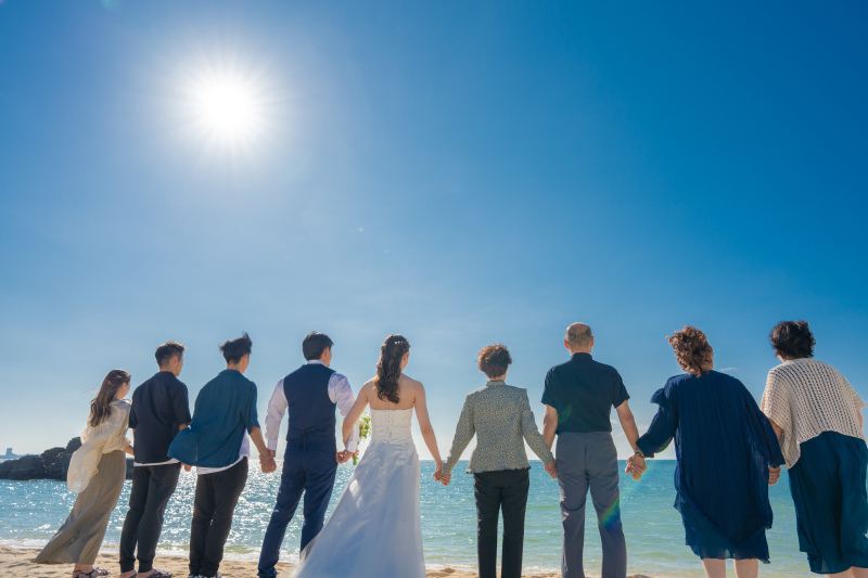 家族と並ぶ幸せの背中