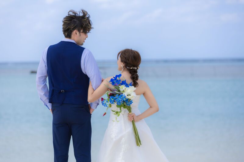 海を見つめる、ふたりの背中