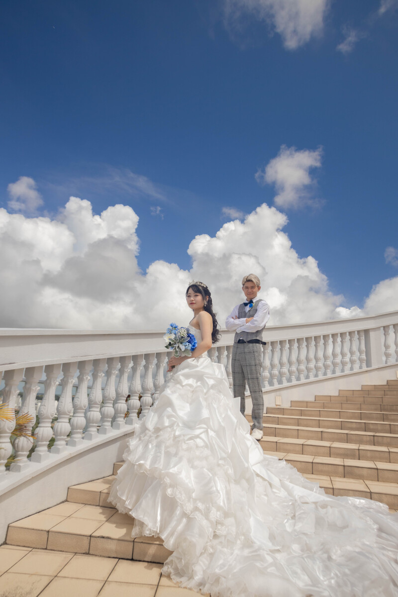 階段で魅せるドレスの存在感