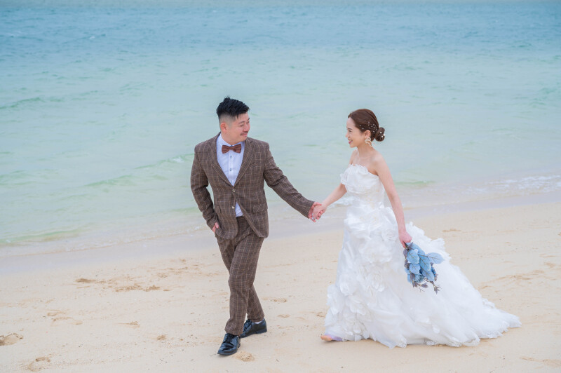 波音に合わせて、手をつないで