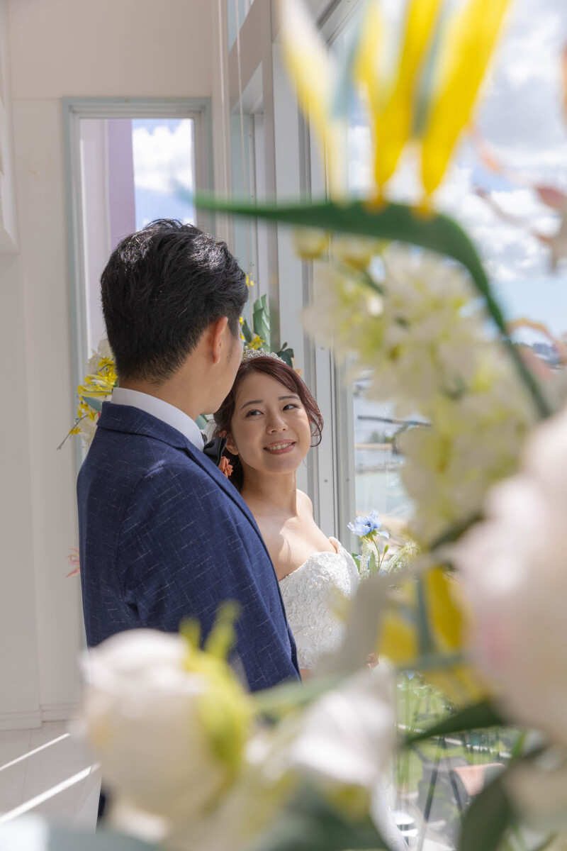 窓辺でそっと視線を交わすロマンチックシーン