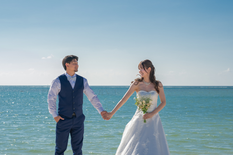 手を取り合う海辺の誓い