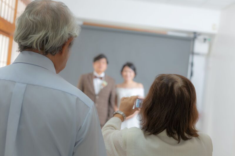 家族に見守られる幸せの瞬間