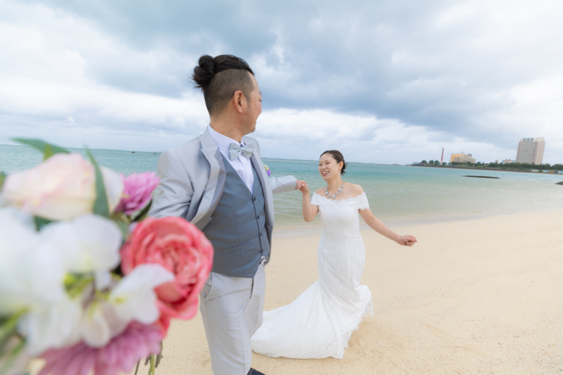 手を引いて、波打ち際へ