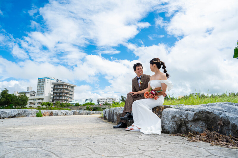 青空の下、並んで語らう