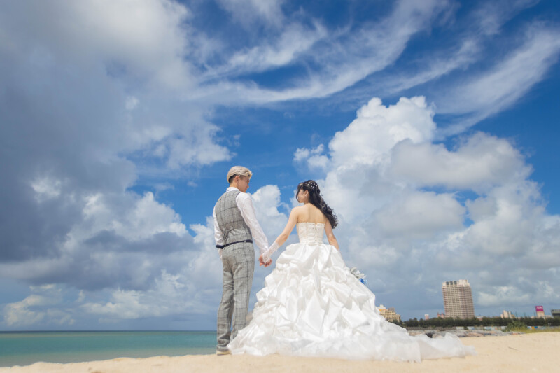 海と空を背景に未来へと歩む