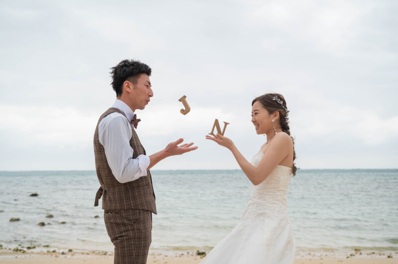 イニシャルが舞う、遊び心のワンカット