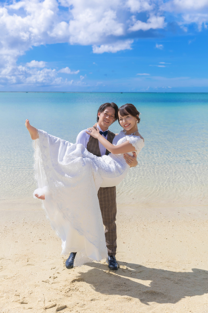 抱き上げられて満開の笑顔