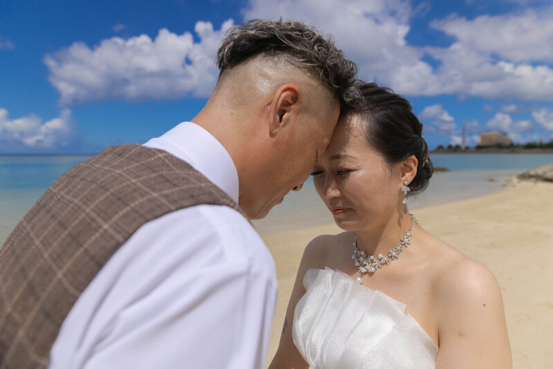 額を寄せ合う真剣なまなざし