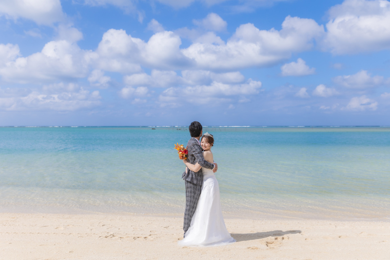 広がる水平線とふたりのシルエット