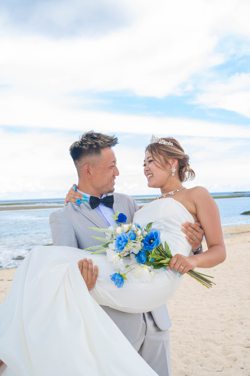 沖縄ブルーに溶け込むふたり