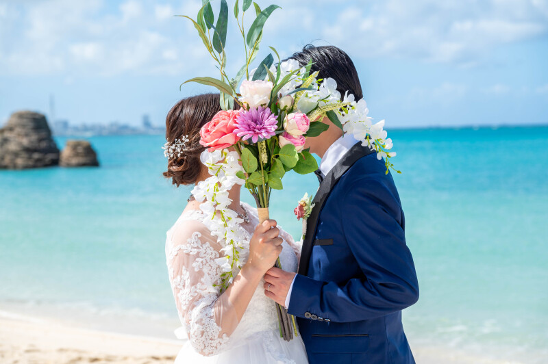 ブーケ越しのキスシーン