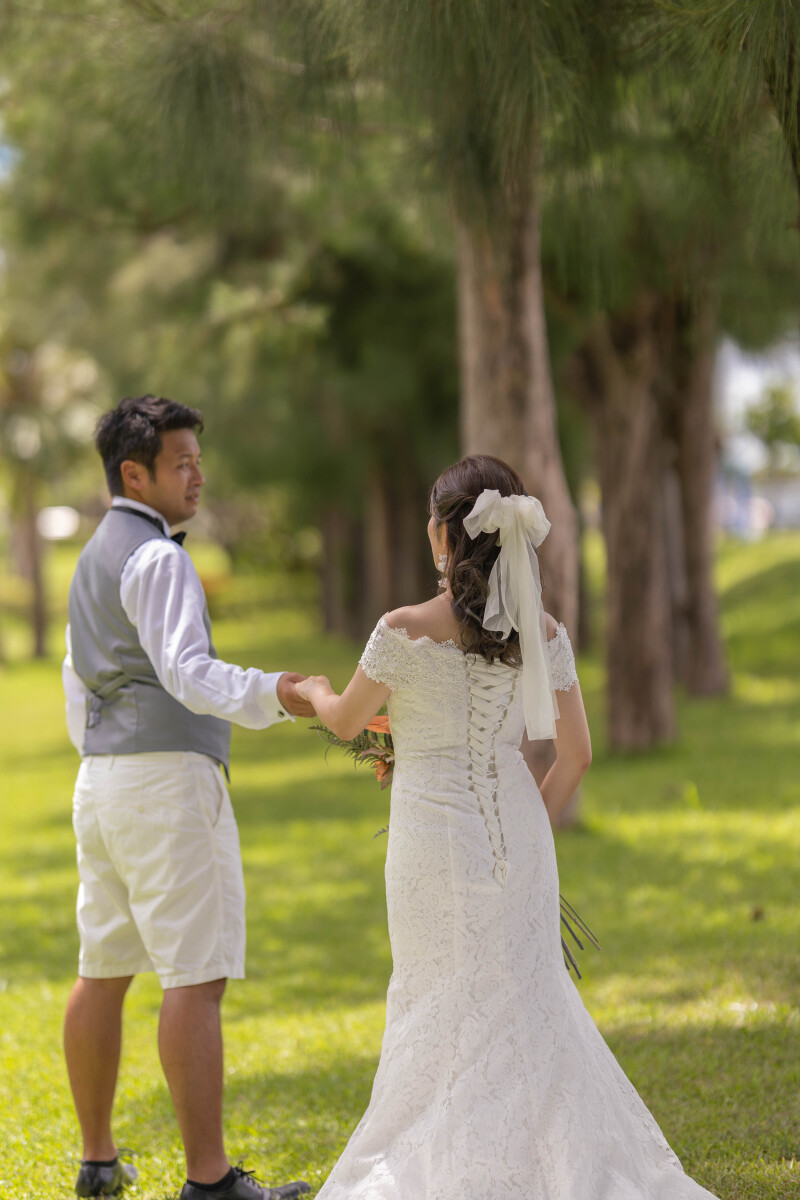 緑のアーチを歩む後ろ姿のツーショット