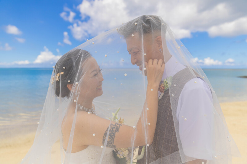 ベール越しに交わす優しい笑顔