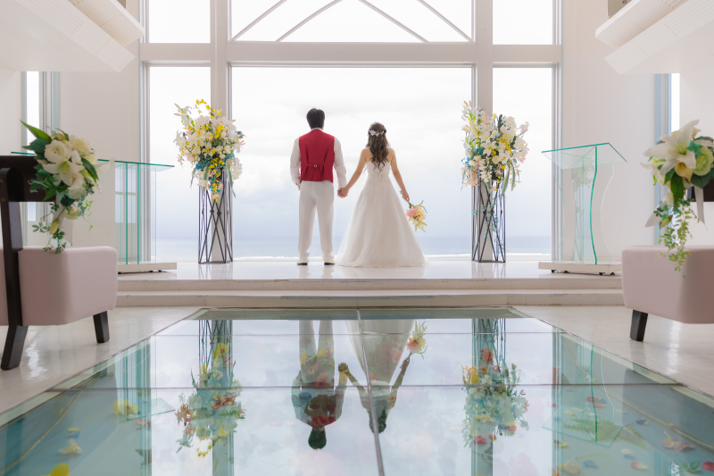 チャペルの前で未来へ踏み出すふたり