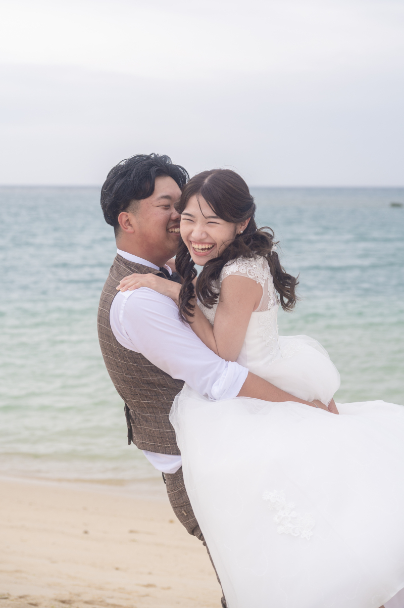 抱き上げた笑顔、こぼれる幸せ