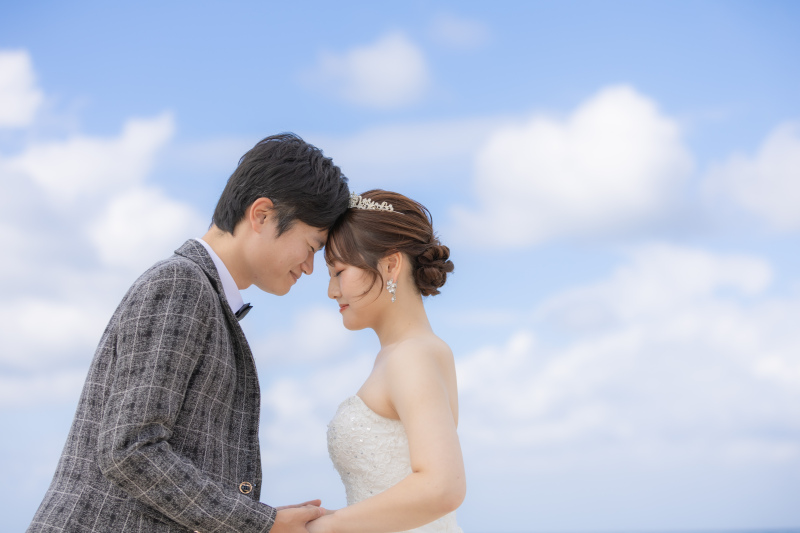 青空の下で交わす静かな誓い