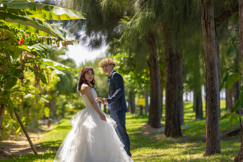 緑の小道で振り返る二人