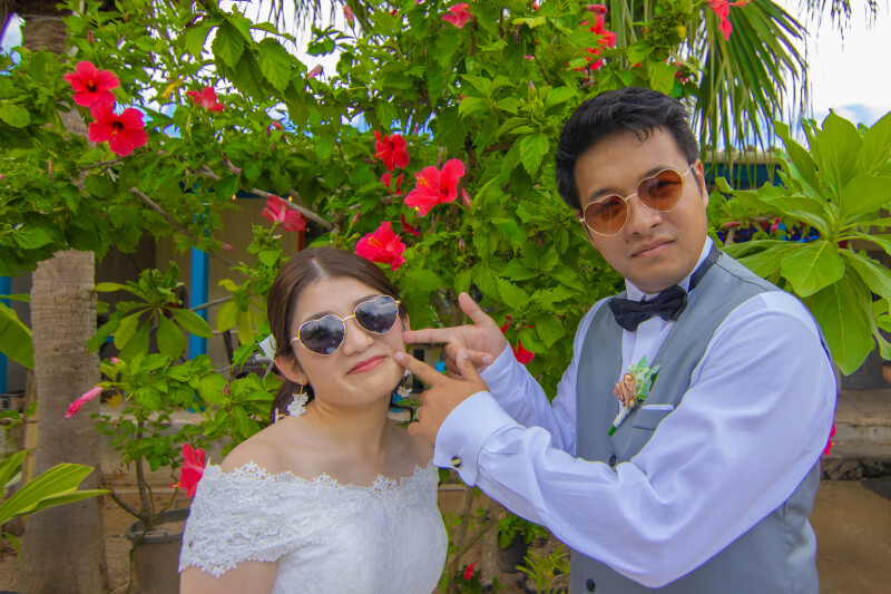 ハイビスカスに囲まれた遊び心あふれるカット