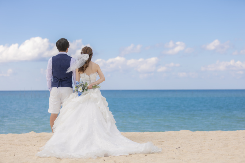 海を眺める後ろ姿