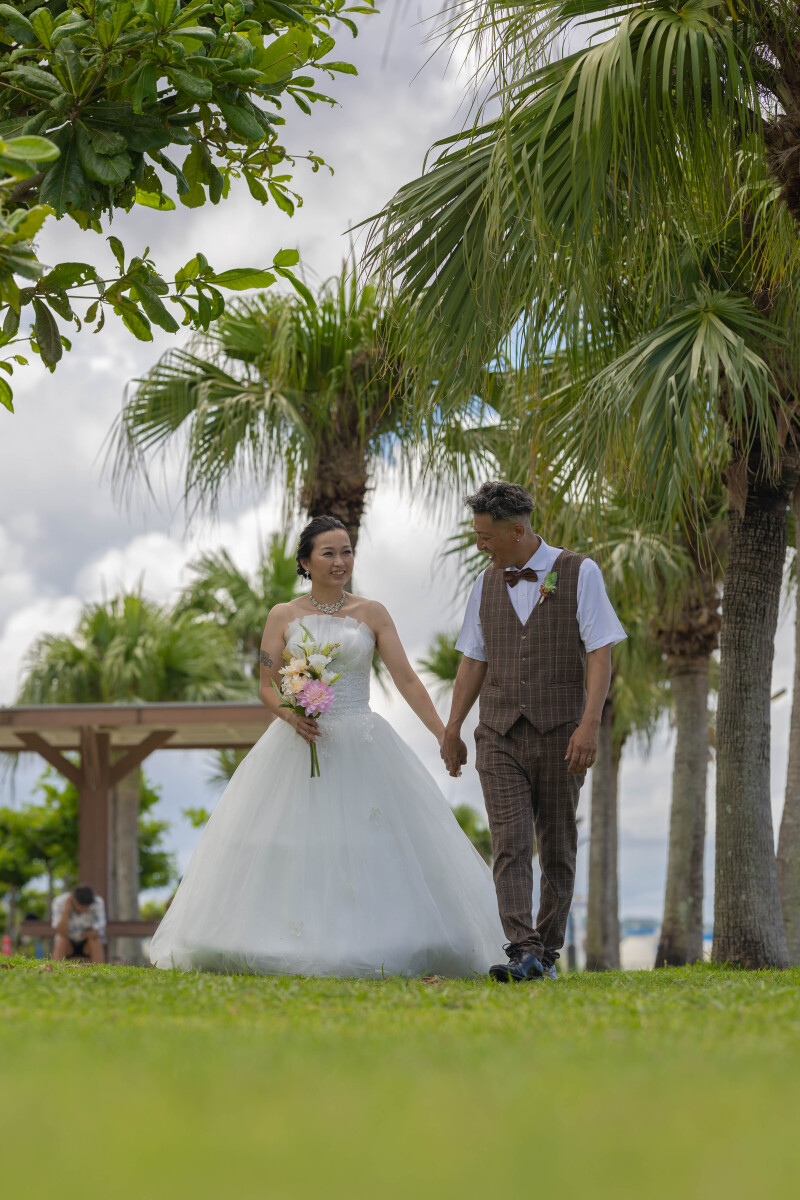 幸せを噛みしめる微笑みショット