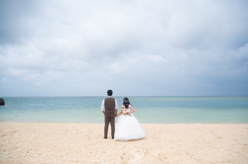 海を見つめる、はじまりの背中
