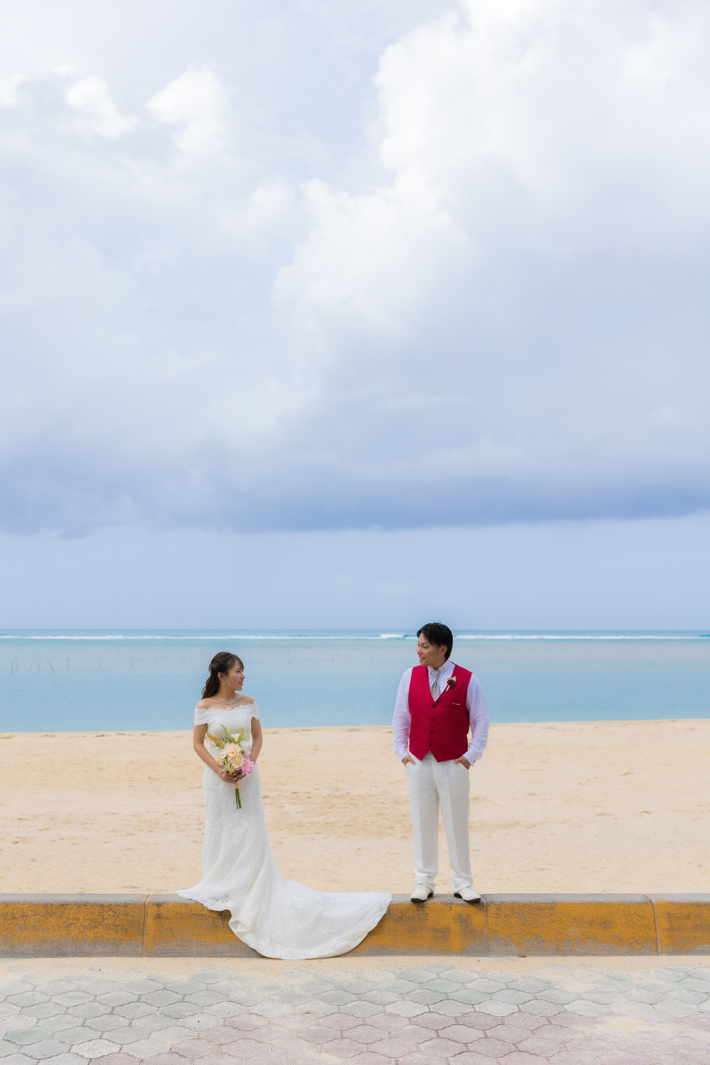 見つめ合う海辺のワンシーン