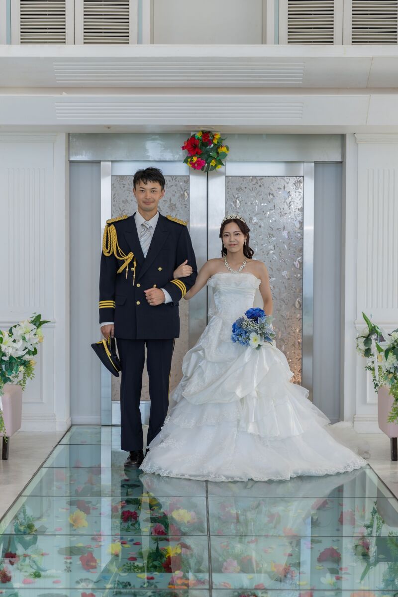 バージンロードを並んで歩く