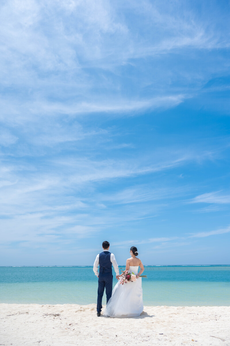 青い海を背景に、自然体の笑顔