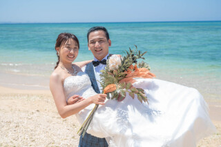 青い海と笑顔に包まれて