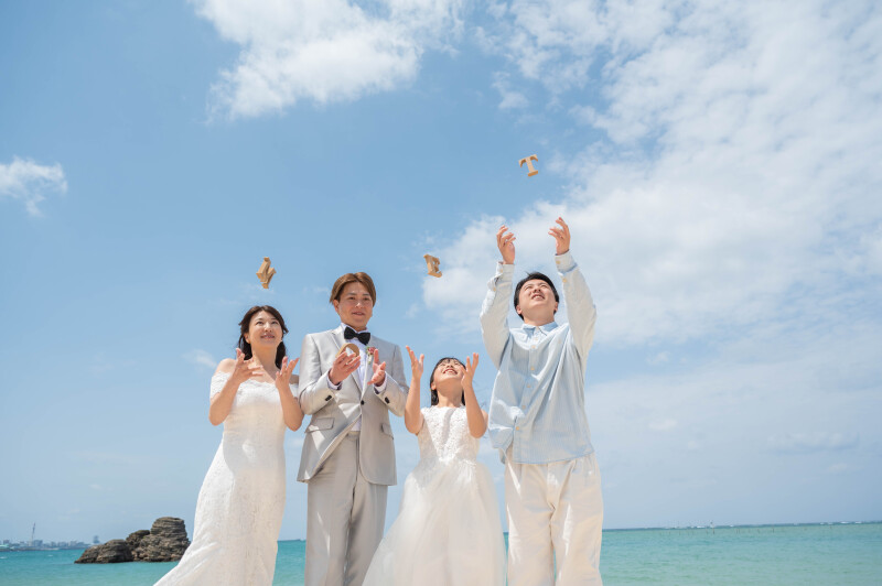 家族の想いを空へつなぐ、海辺のウエディング