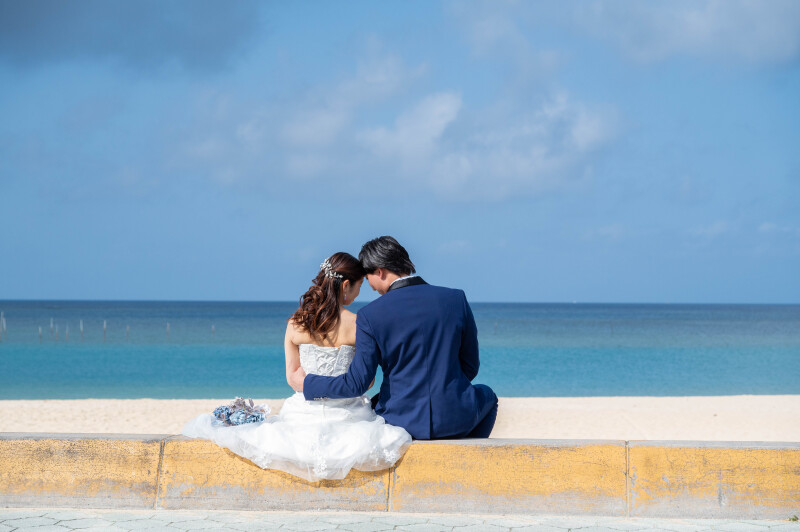 海を前に、肩を寄せ合う静かな時間