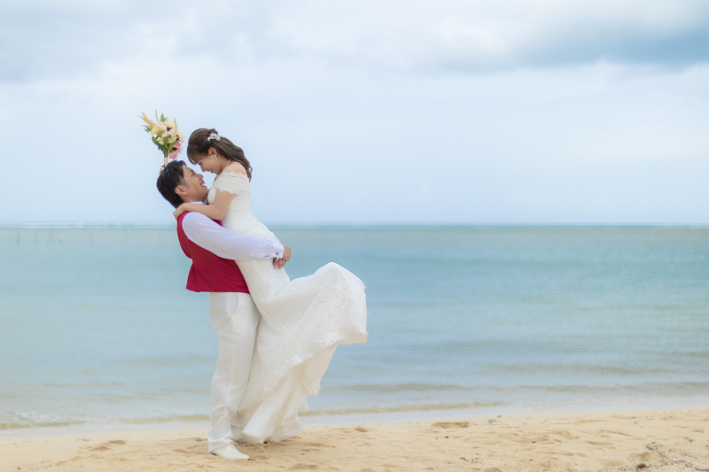 思いきり抱き上げる祝福のポーズ